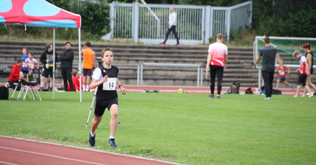 Luca Kohl vom TSV Amicitia Viernheim läuft 800 Meter beim Sprint- und Hürdenabend in Darmstadt.