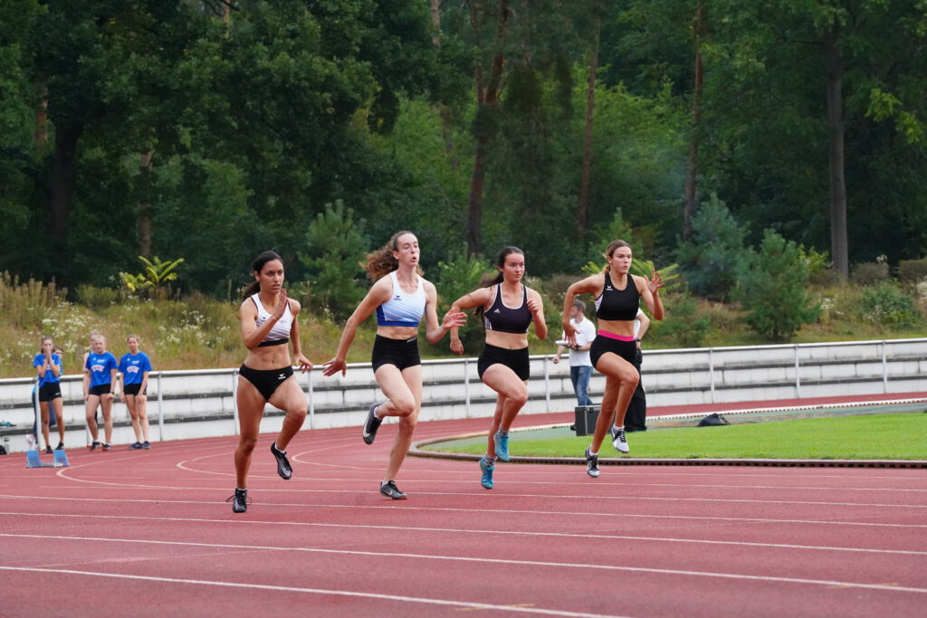 Sila Sönmezcicek (links) setzte in 12,40 Sekunden die Tagesbestzeit über 100 Meter in den weiblichen Klassen.
