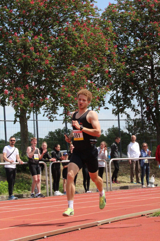 Schlussläufer Nicolas Honsowitz brachte die 3x1000-Meter-Staffel ins Ziel (Foto: Caren Münchenbach)